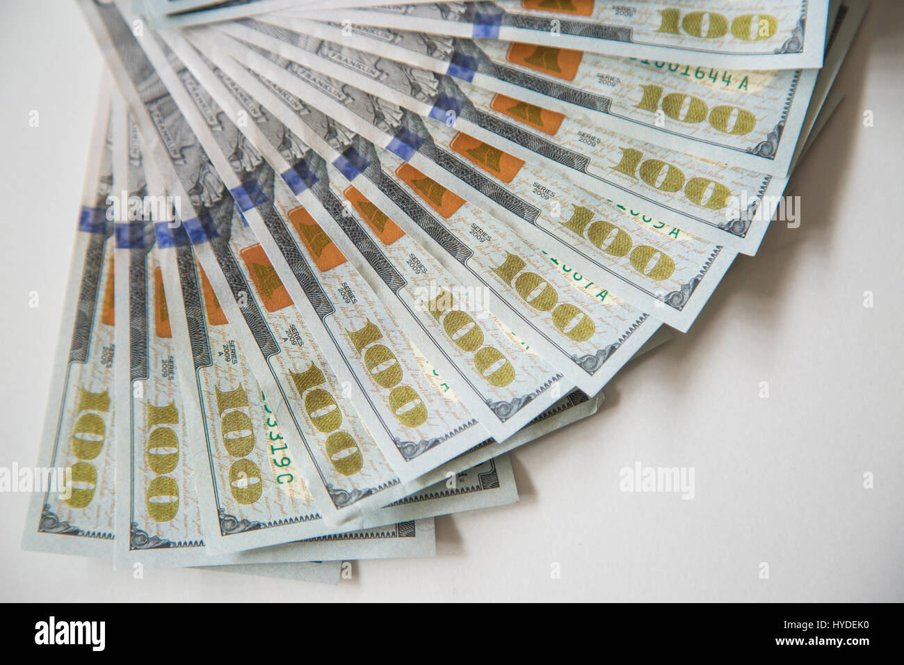 Eine Detailansicht der Neue Hundert-euro-Scheine in US-Währung schwärmten aus, auf einem weißen Tisch Stockfoto