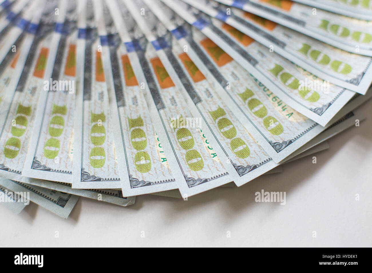 Eine Detailansicht der Neue Hundert-euro-Scheine in US-Währung schwärmten aus, auf einem weißen Tisch Stockfoto