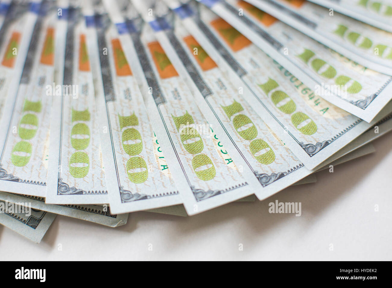 Eine Detailansicht der Neue Hundert-euro-Scheine in US-Währung schwärmten aus, auf einem weißen Tisch Stockfoto