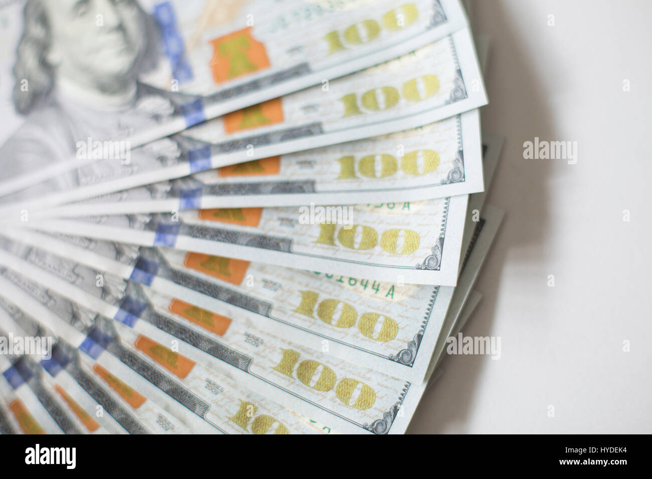 Eine Detailansicht der Neue Hundert-euro-Scheine in US-Währung schwärmten aus, auf einem weißen Tisch Stockfoto