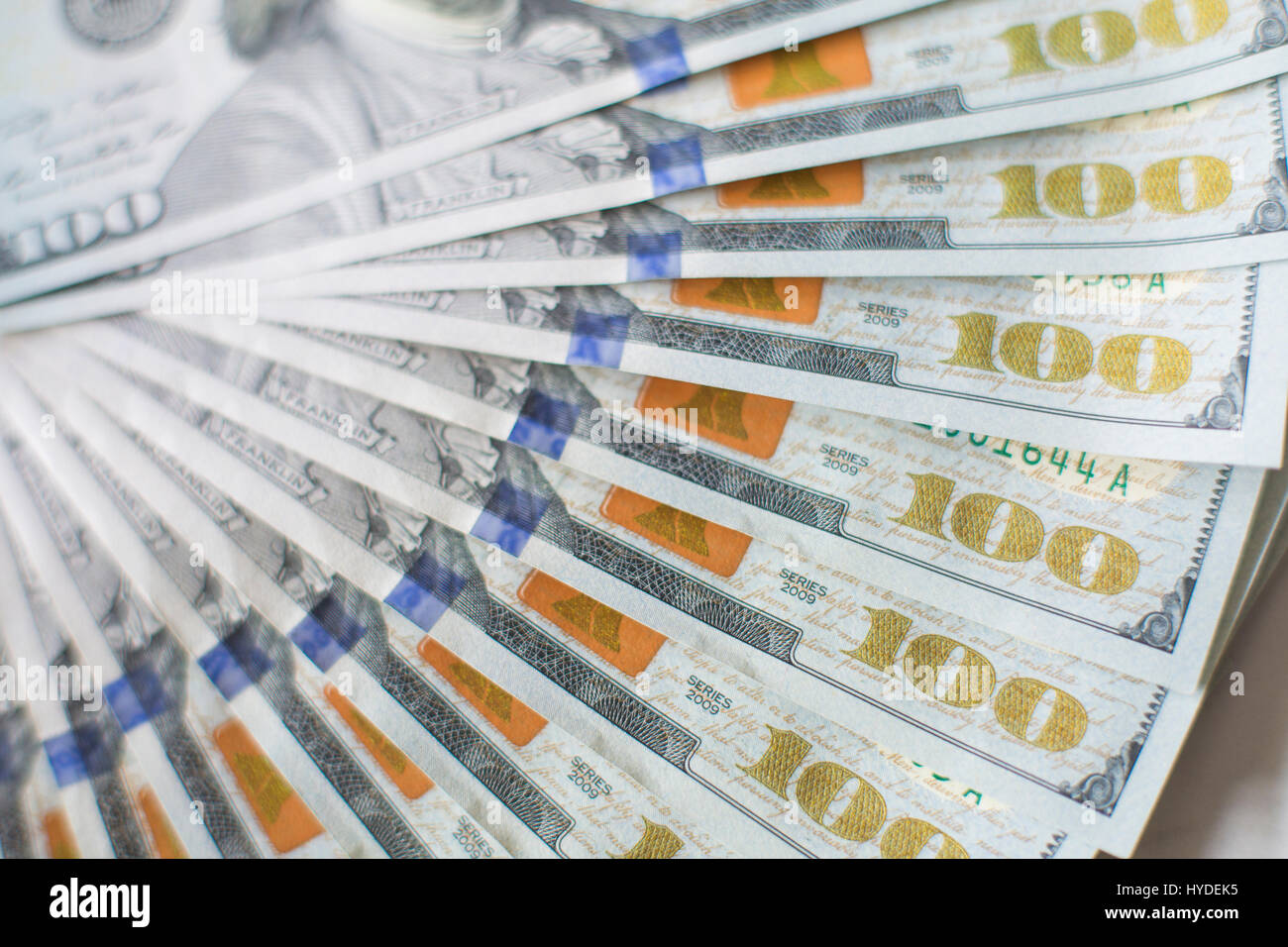 Closeup Detail Der neue Hundert-Euro-Scheine in US-Währung schwärmten aus, auf einem weißen Tisch Stockfoto