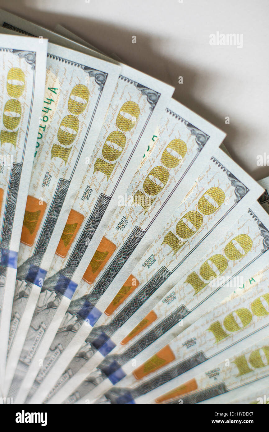 Eine Detailansicht der Neue Hundert-euro-Scheine in US-Währung schwärmten aus, auf einem weißen Tisch Stockfoto