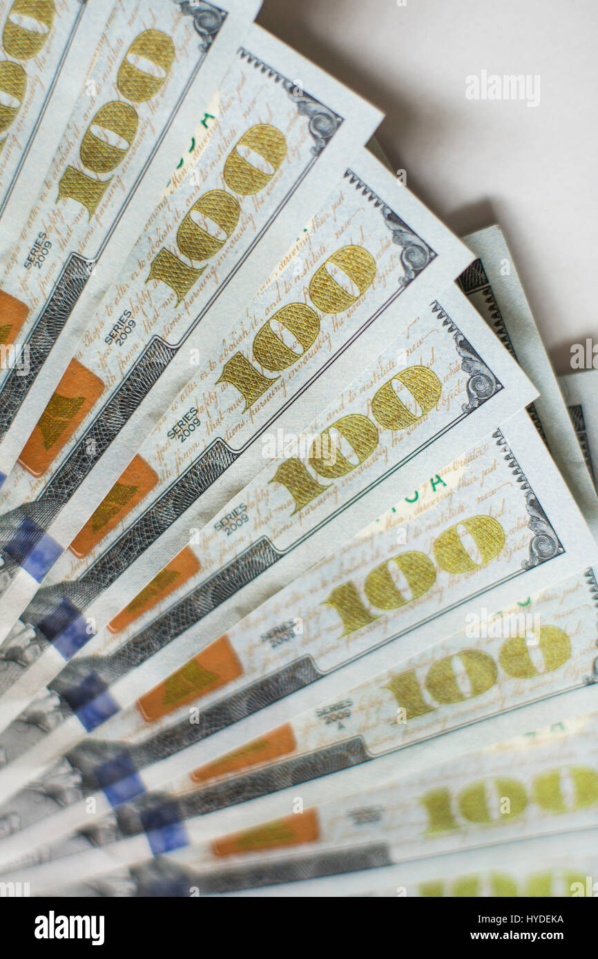 Eine Detailansicht der Neue Hundert-euro-Scheine in US-Währung schwärmten aus, auf einem weißen Tisch Stockfoto