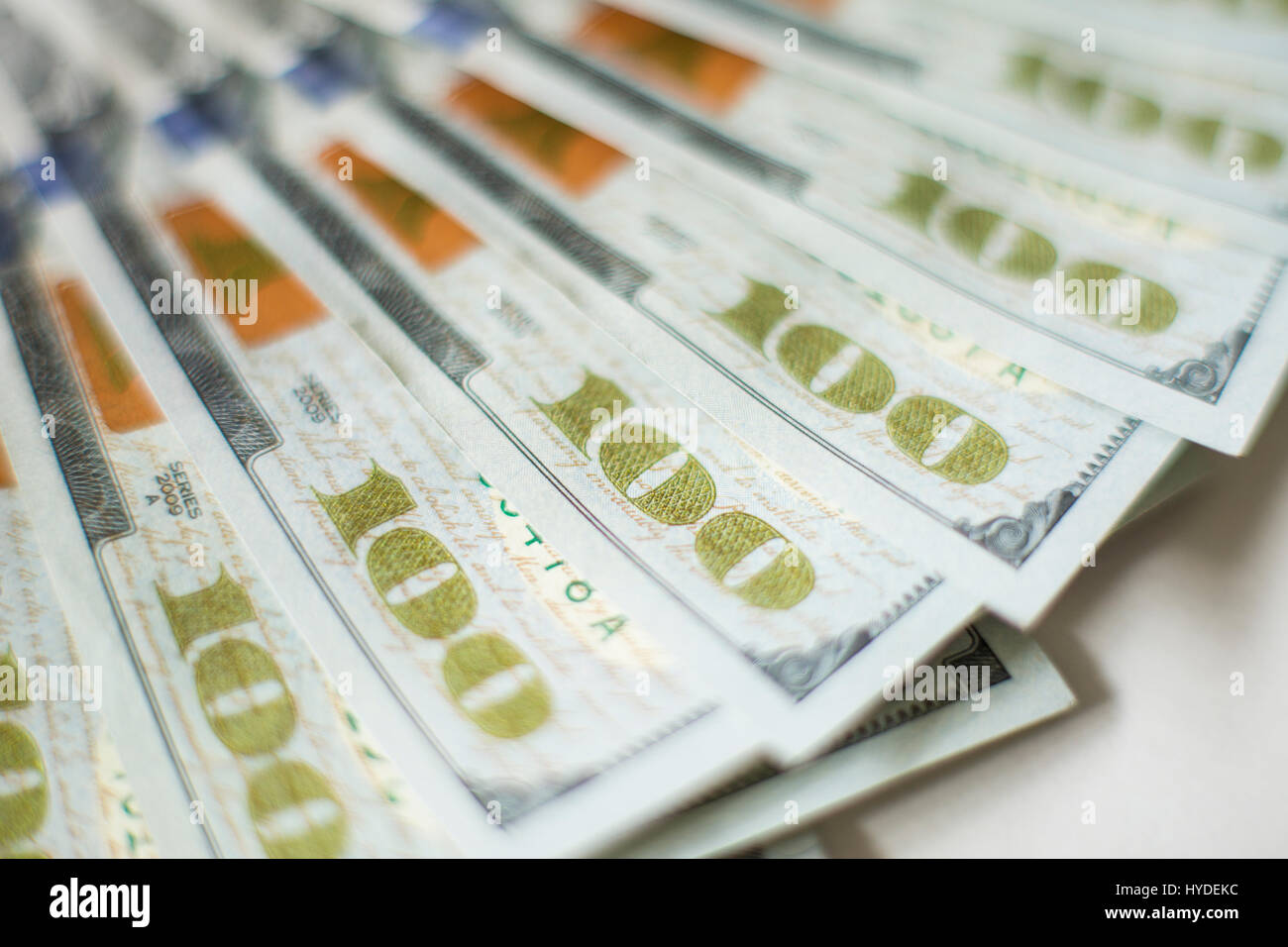 Eine Detailansicht der Neue Hundert-euro-Scheine in US-Währung schwärmten aus, auf einem weißen Tisch Stockfoto