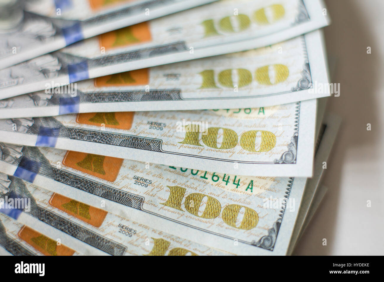 Eine Detailansicht der Neue Hundert-euro-Scheine in US-Währung schwärmten aus, auf einem weißen Tisch Stockfoto