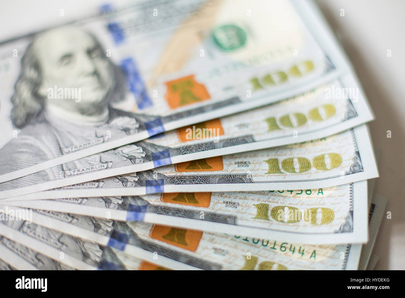 Eine Detailansicht der Neue Hundert-euro-Scheine in US-Währung schwärmten aus, auf einem weißen Tisch Stockfoto