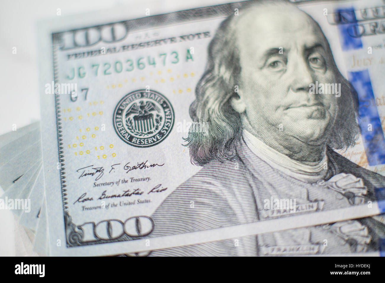 Closeup Detail Der neue Hundert-Euro-Scheine in US-Währung schwärmten aus, auf einem weißen Tisch Stockfoto