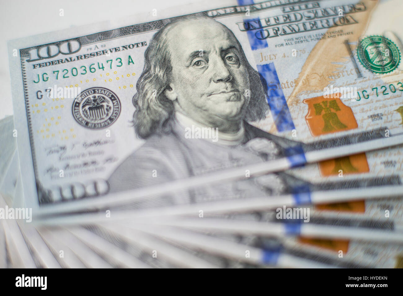 Closeup Detail Der neue Hundert-Euro-Scheine in US-Währung schwärmten aus, auf einem weißen Tisch Stockfoto