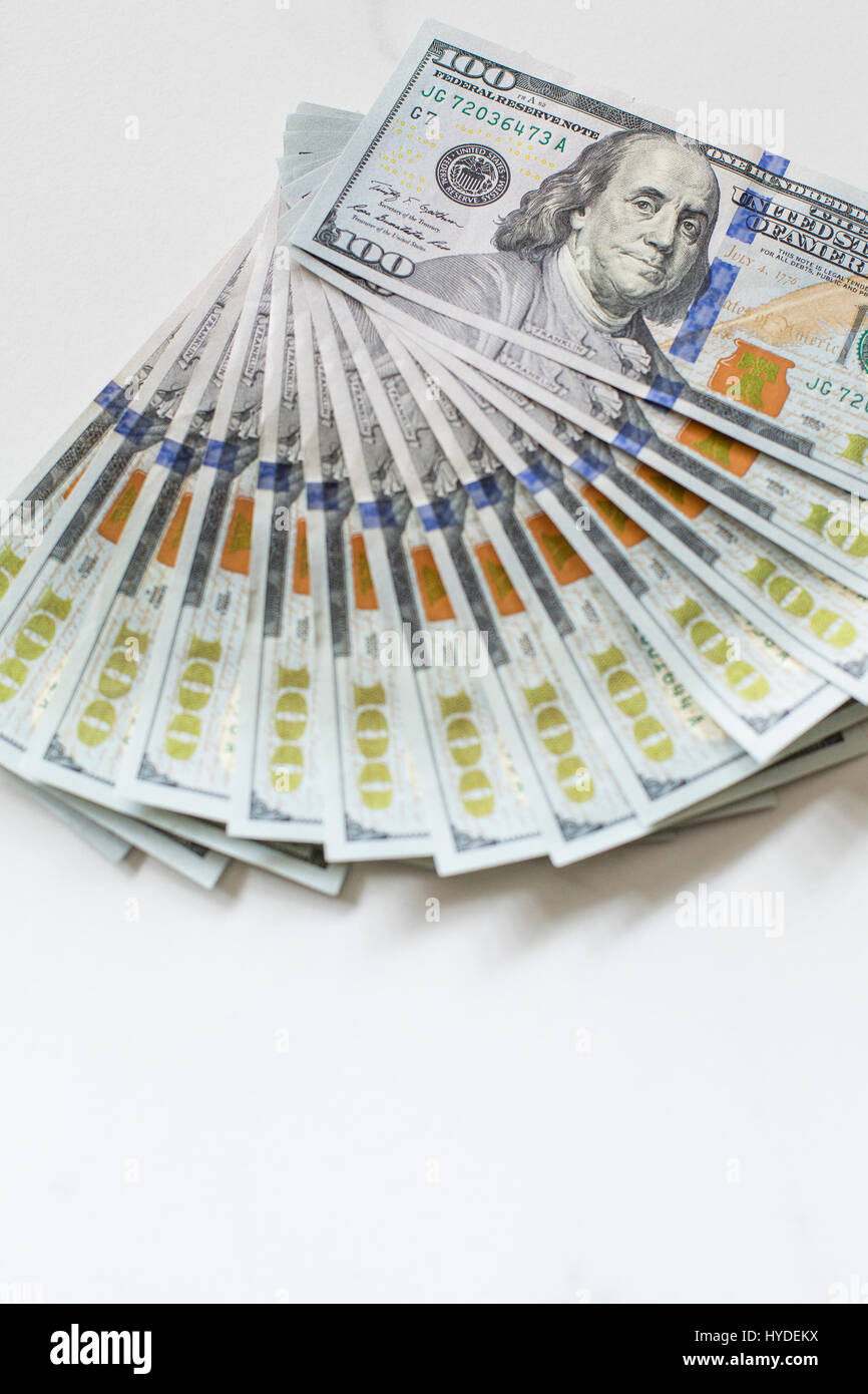 Eine Detailansicht der Neue Hundert-euro-Scheine in US-Währung schwärmten aus, auf einem weißen Tisch Stockfoto
