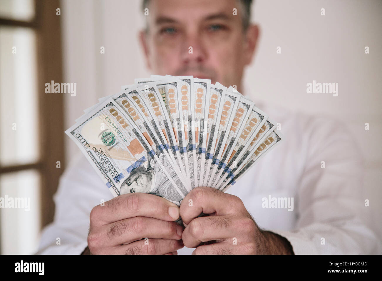 Ein Mann fans zwei Hände voll von neuen Hundert-Euro-Scheine in US-Währung Stockfoto
