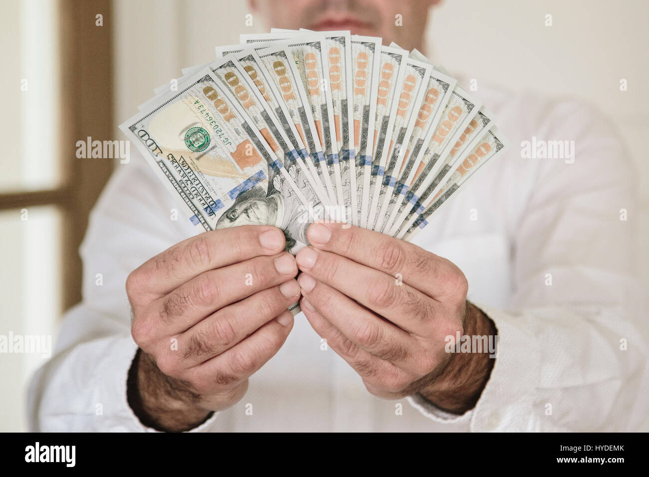 Ein Mann fans zwei Hände voll von neuen Hundert-Euro-Scheine in US-Währung Stockfoto