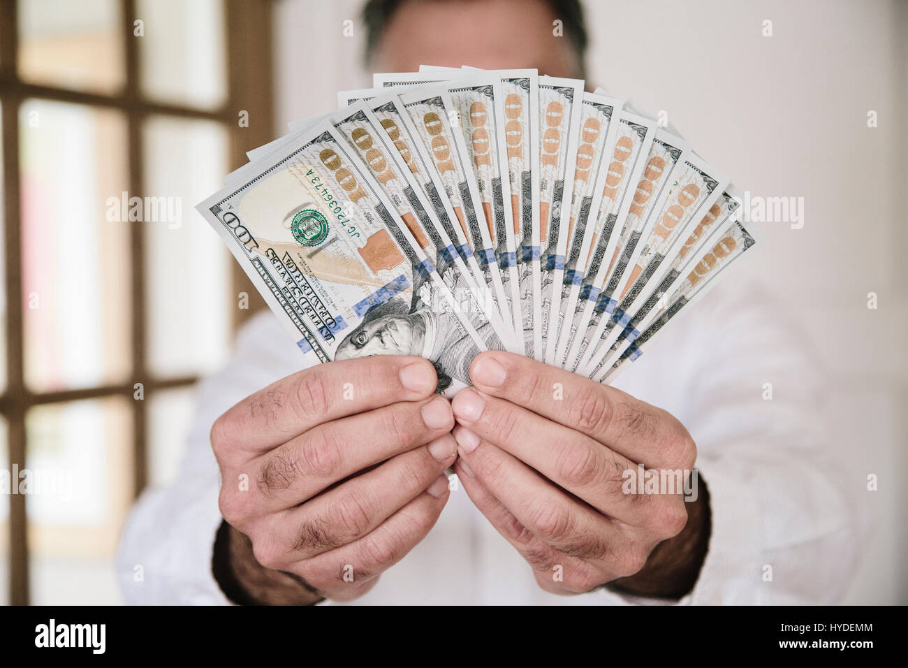 Ein Mann fans zwei Hände voll von neuen Hundert-Euro-Scheine in US-Währung Stockfoto