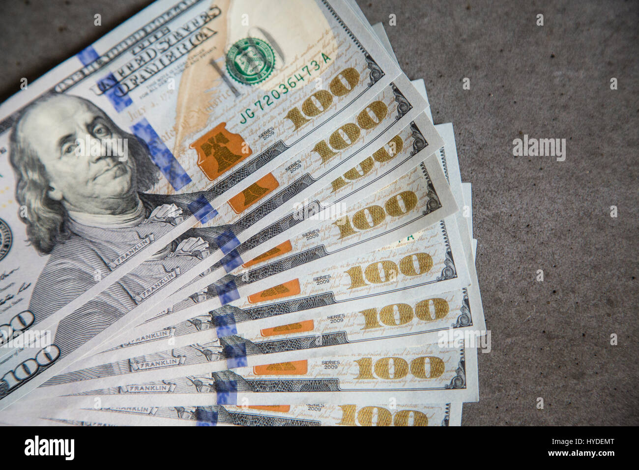 Ein Stapel neuer hundert Dollarscheine in US-Währung aufgefächert flach auf einen Tisch Stockfoto