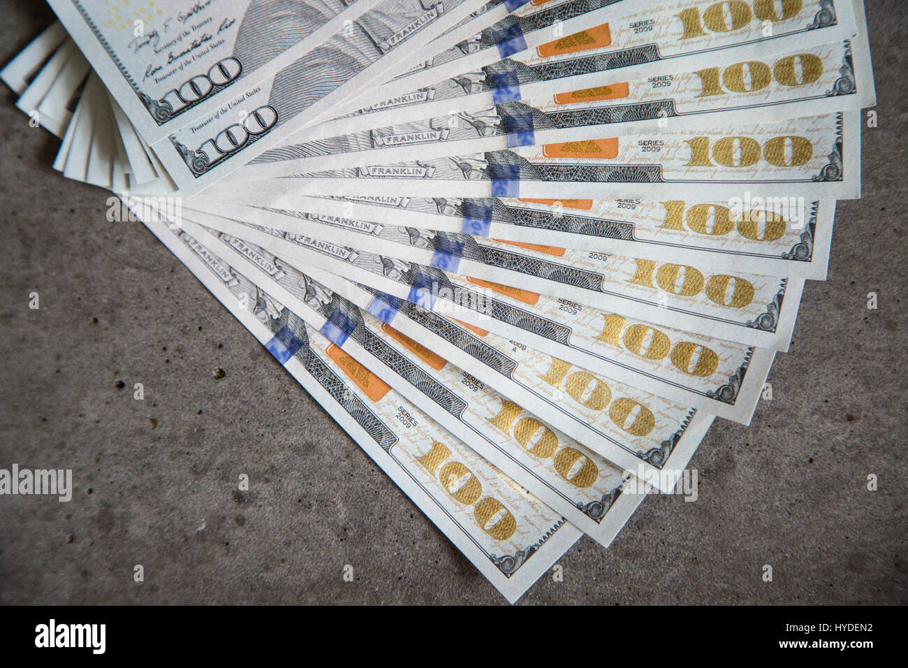 Ein Stapel neuer hundert Dollarscheine in US-Währung aufgefächert flach auf einen Tisch Stockfoto