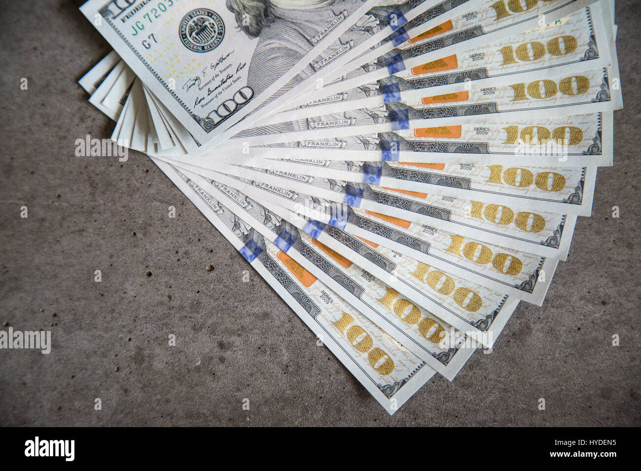 Ein Stapel neuer hundert Dollarscheine in US-Währung aufgefächert flach auf einen Tisch Stockfoto