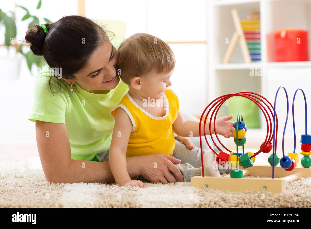 Frau und Kind spielen im Kindergarten Stockfoto