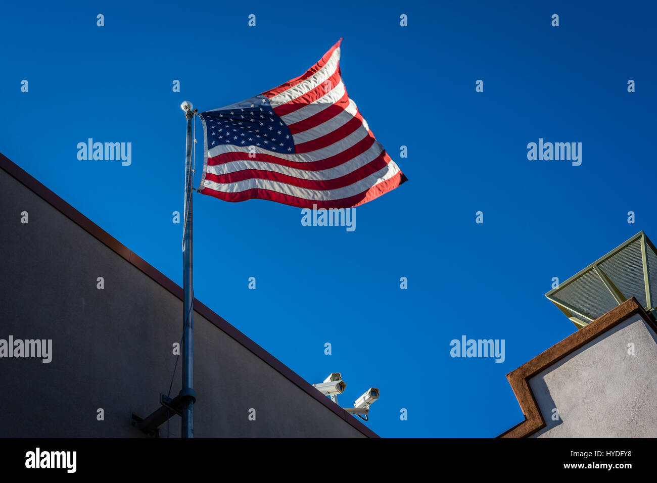 Dieses Nebeneinander von Elementen ist thematisch relevant zu unseren aktuellen politischen Umfeld und Diskussionen über den Überwachungsstaat. Stockfoto