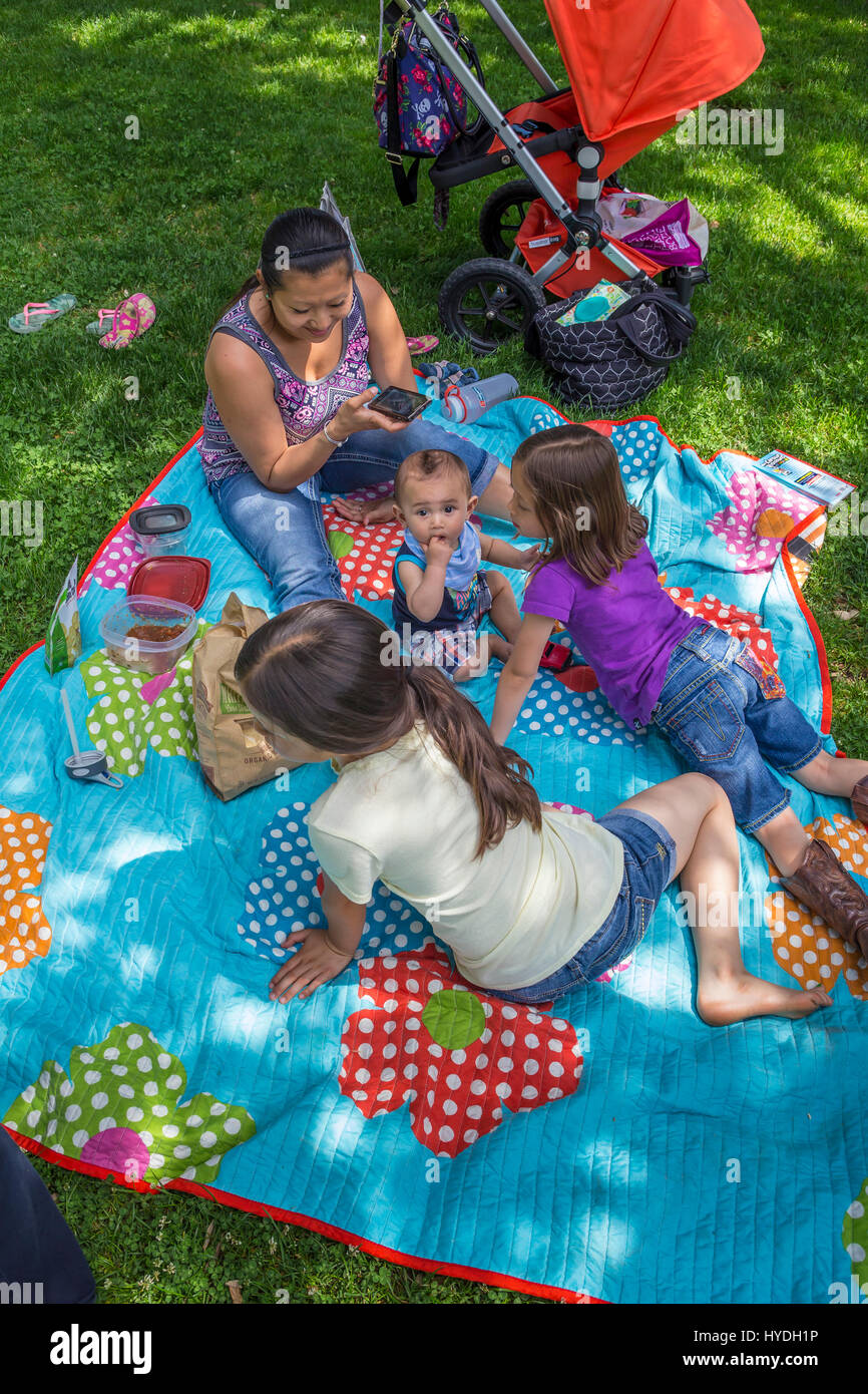 Hispanische Familie, Mutter und Kinder, Familienausflug, Sonoma Square, Stadt von Sonoma, Sonoma, Sonoma County, Kalifornien Stockfoto