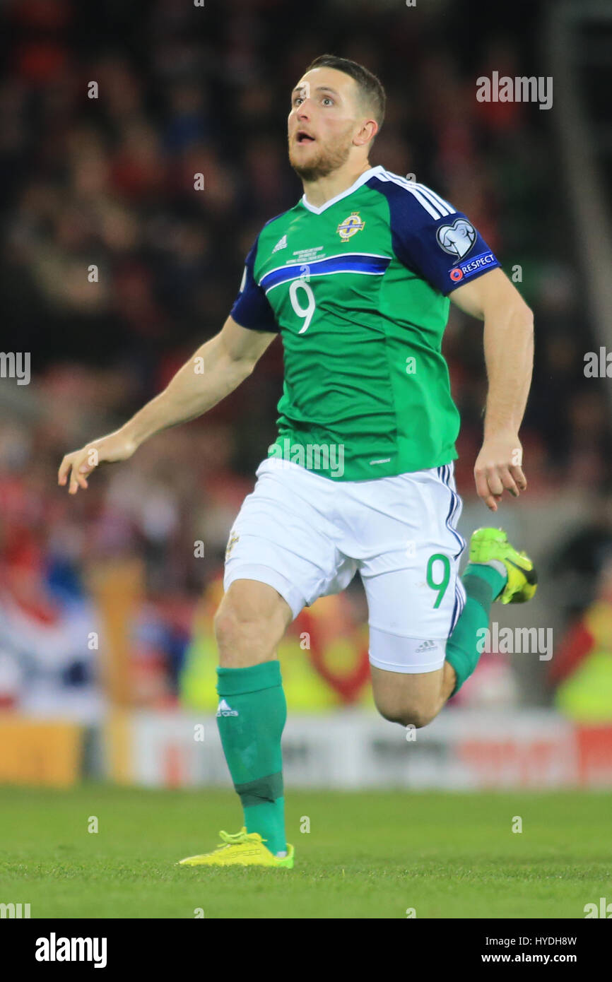 Northern Ireland Conor Washington während eines Spiels in Belfast. Stockfoto