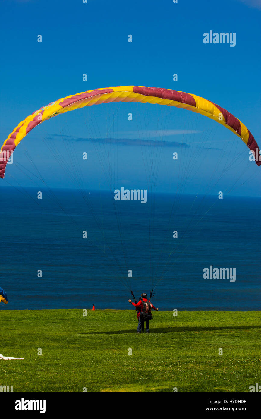 Paragleiter Vorbereitung zu Flug von einer Klippe über dem Meer Stockfoto