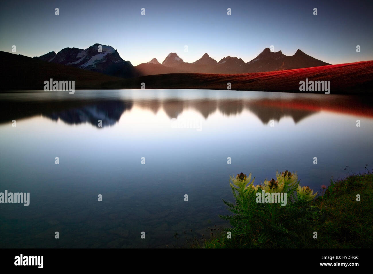 Die Sonne ging hinter den Rippen nur wenige Augenblicke, nachdem der Verschluss geschlossen. Dies ist See Rosset, ein Gletschersee knapp über Colle del Nivolet in V Stockfoto