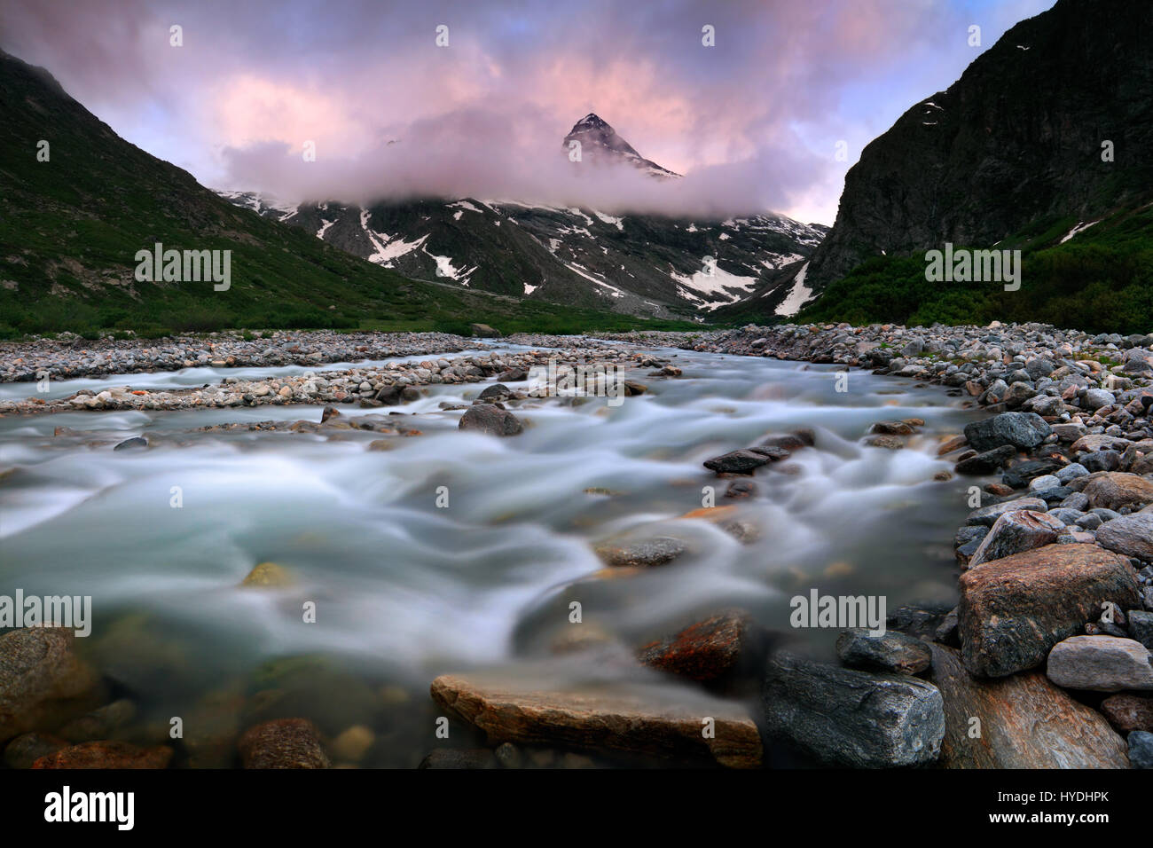 Die schöne kegelförmige Gipfel des Mont-Séti und dem Creek bekannt als Reculaz, einem Nebenfluss des Flusses Arc in Haute Maurienne, Westalpen, Frankreich. Stockfoto