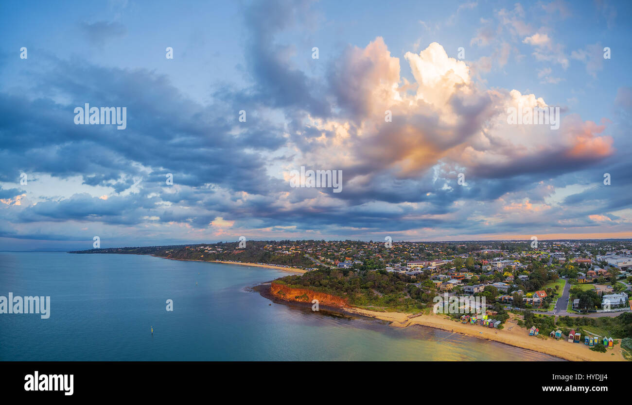 Aerial Panorama der Küste, Strände und australische Vorstadtbereich bei Sonnenuntergang mit schönen Wolken. Mornington Peninsula, Melbourne, Victoria, Austral Stockfoto