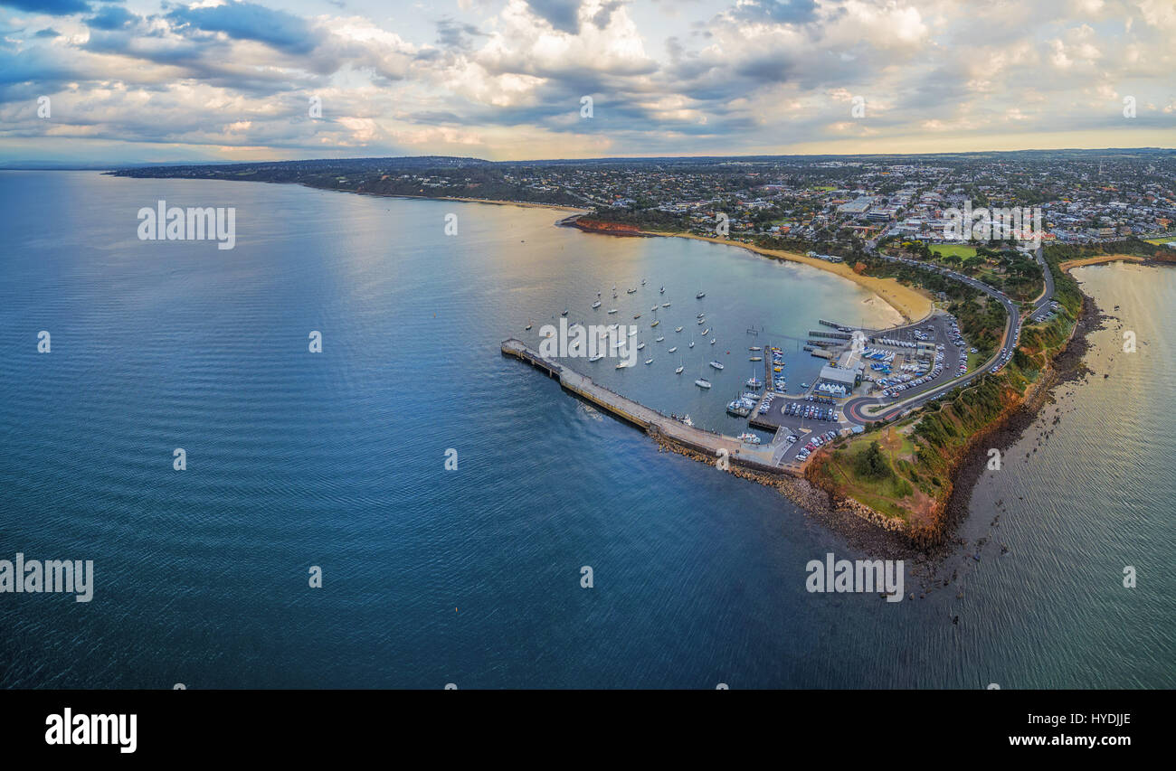 Panorama Blick Mornington Pier und Halbinsel Küste, präsentiert die Yacht Club, festgemachten Boote und Vorort bei Sonnenuntergang. Melbourne, Vic Stockfoto