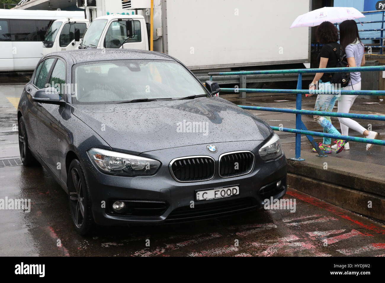 Ein BMW mit dem personalisierten Kennzeichen "C Food" Auto am Sydney Fischmarkt in Pyrmont an einem regnerischen Tag. Stockfoto