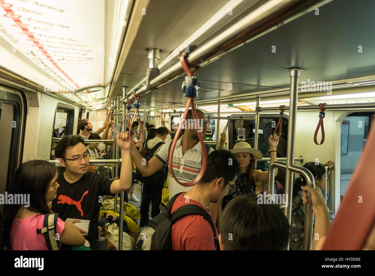 Reisende in einem Zug in Kuala Lumpur, Malaysia Stockfoto