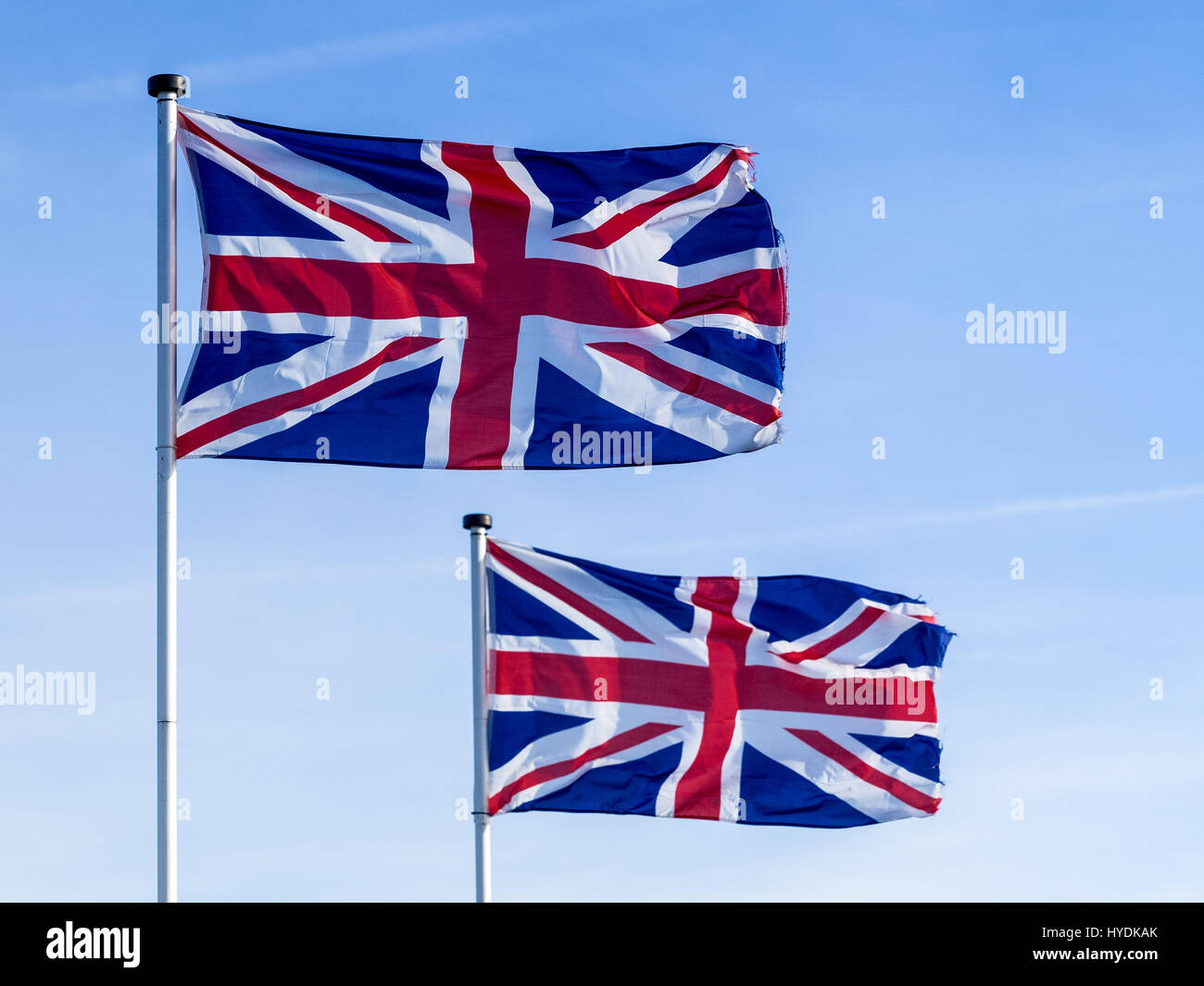 Zwei Union Jack Fahnen flattern im wind Stockfoto