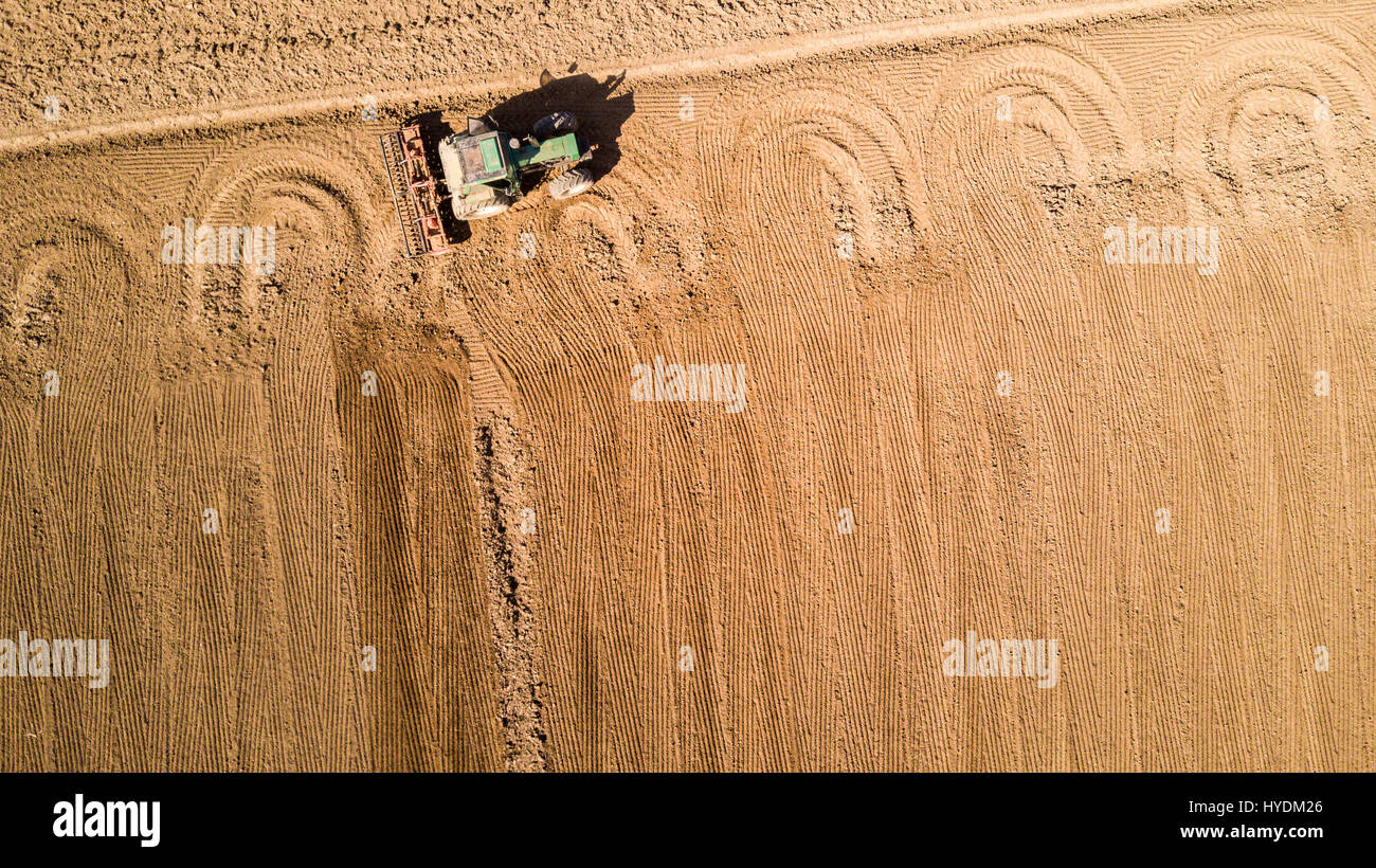 Traktor Pflügen der Felder, Luftaufnahme von ein gepflügtes Feld und einen Traktor, Aussaat. Landwirtschaft und Viehzucht, Kampagne. Stockfoto