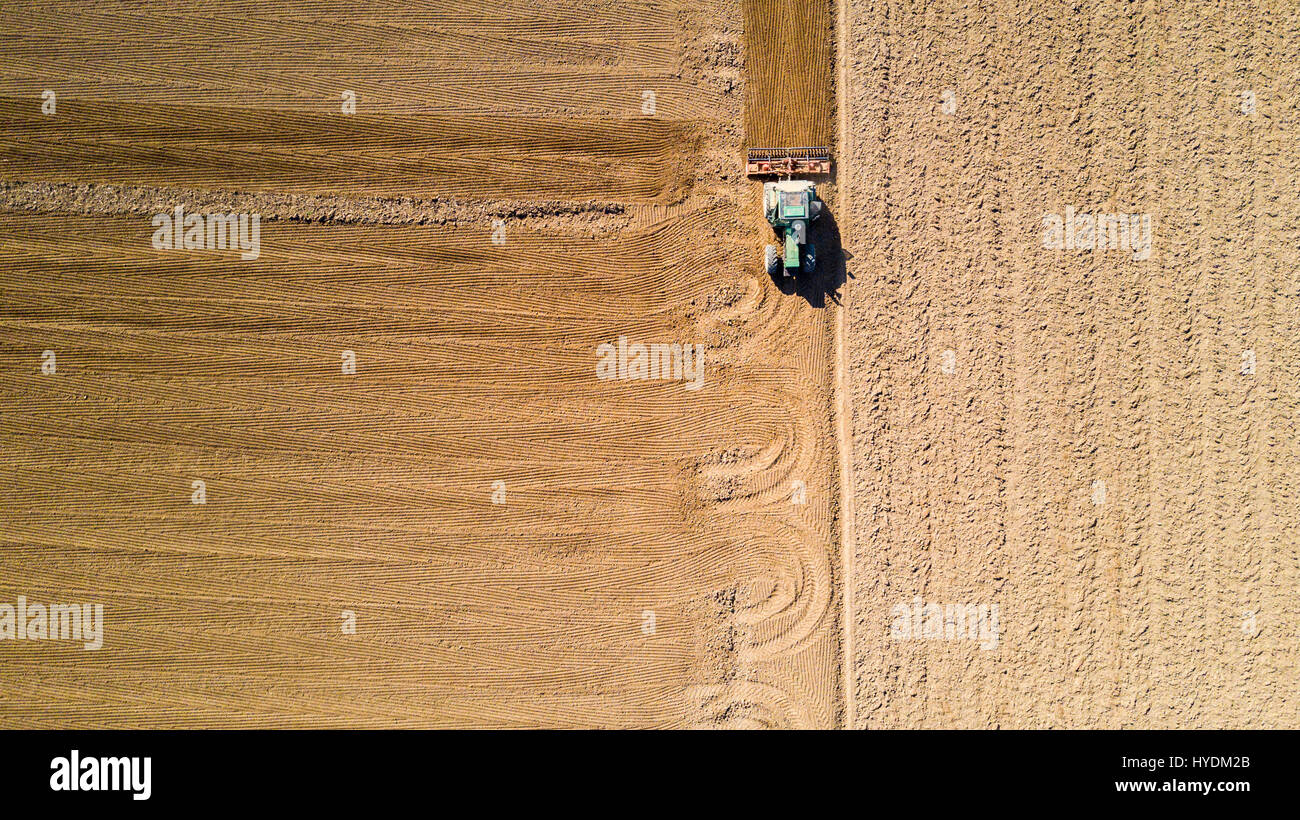 Traktor Pflügen der Felder, Luftaufnahme von ein gepflügtes Feld und einen Traktor, Aussaat. Landwirtschaft und Viehzucht, Kampagne. Stockfoto
