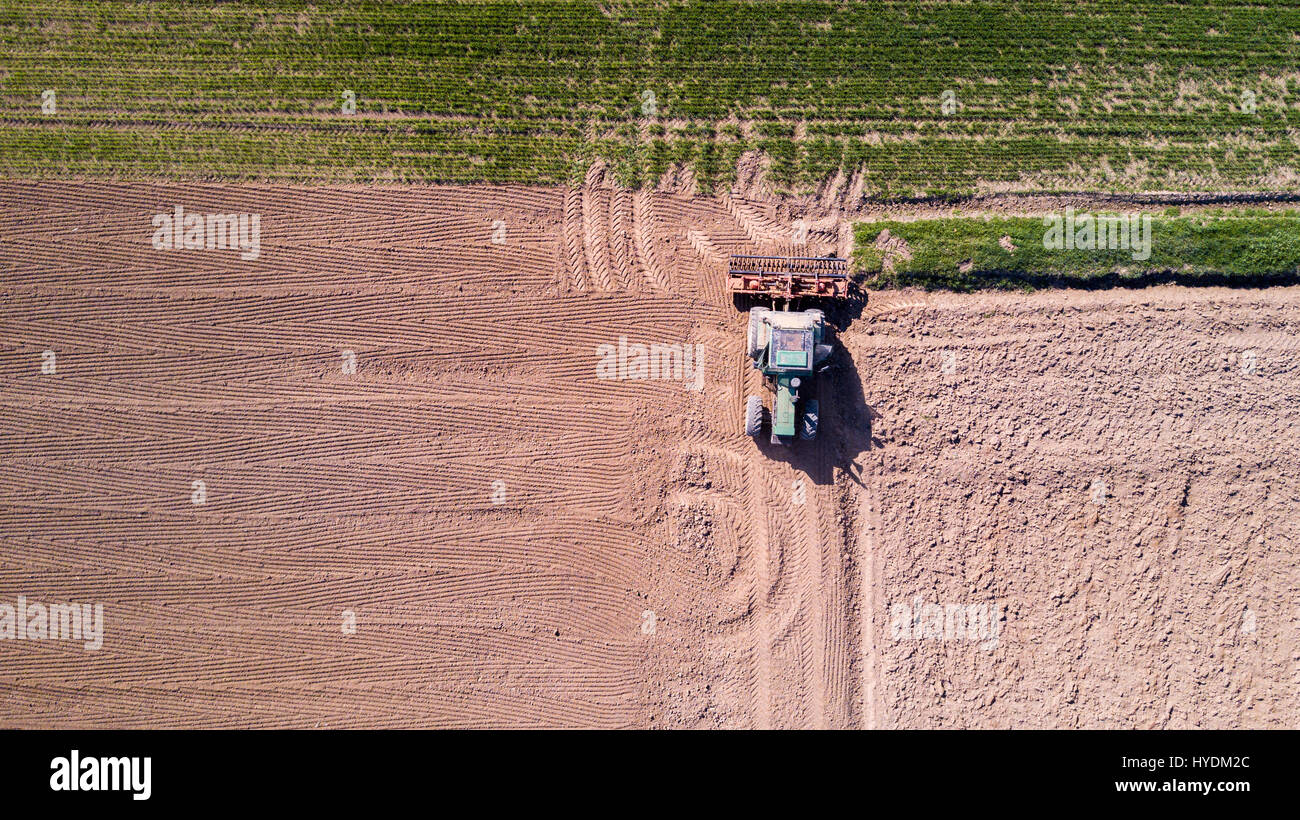 Traktor Pflügen der Felder, Luftaufnahme von ein gepflügtes Feld und einen Traktor, Aussaat. Landwirtschaft und Viehzucht, Kampagne. Stockfoto