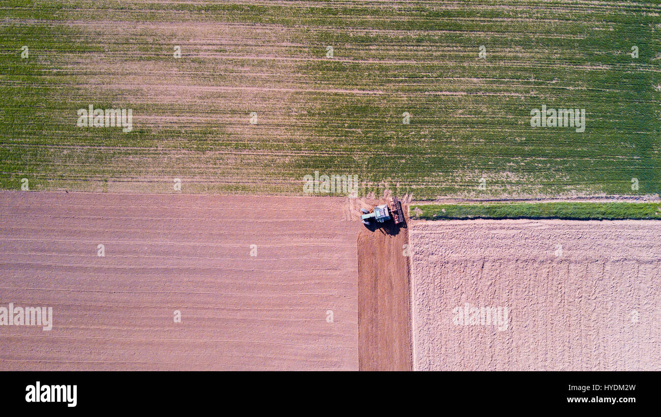 Traktor Pflügen der Felder, Luftaufnahme von ein gepflügtes Feld und einen Traktor, Aussaat. Landwirtschaft und Viehzucht, Kampagne. Stockfoto