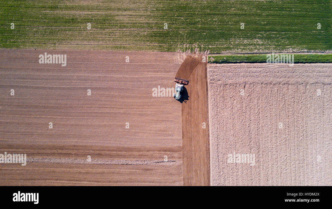 Traktor Pflügen der Felder, Luftaufnahme von ein gepflügtes Feld und einen Traktor, Aussaat. Landwirtschaft und Viehzucht, Kampagne. Stockfoto