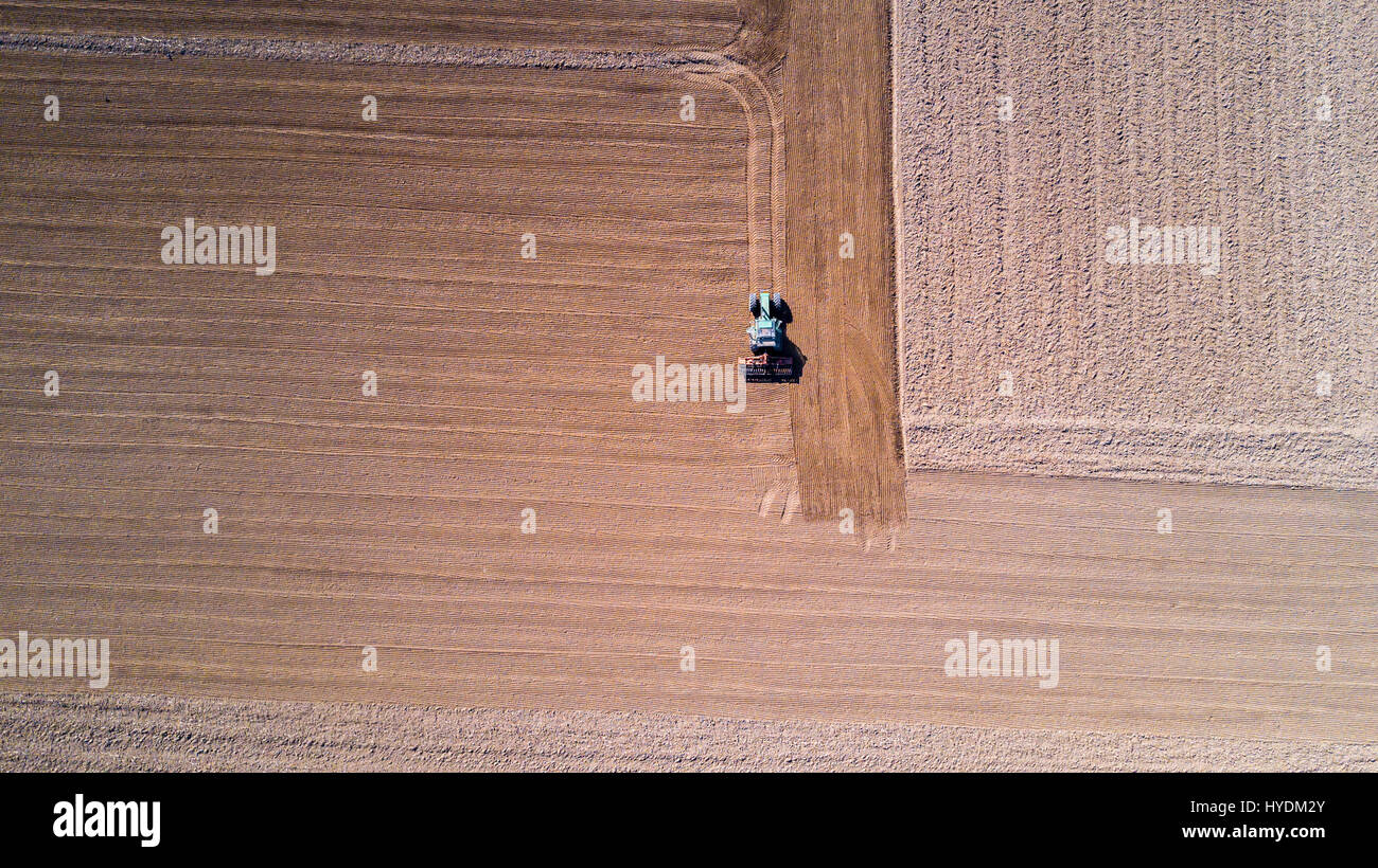 Traktor Pflügen der Felder, Luftaufnahme von ein gepflügtes Feld und einen Traktor, Aussaat. Landwirtschaft und Viehzucht, Kampagne. Stockfoto