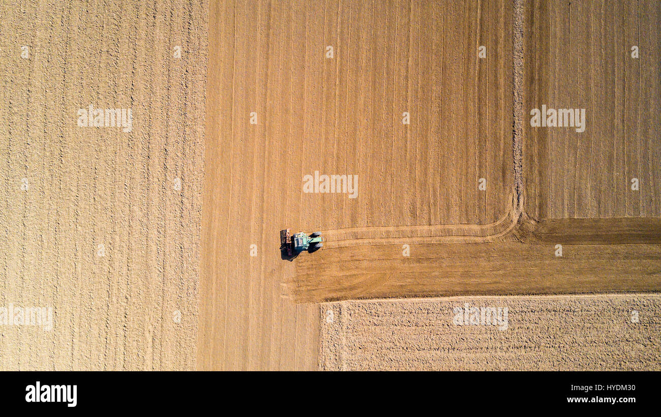 Traktor Pflügen der Felder, Luftaufnahme von ein gepflügtes Feld und einen Traktor, Aussaat. Landwirtschaft und Viehzucht, Kampagne. Stockfoto
