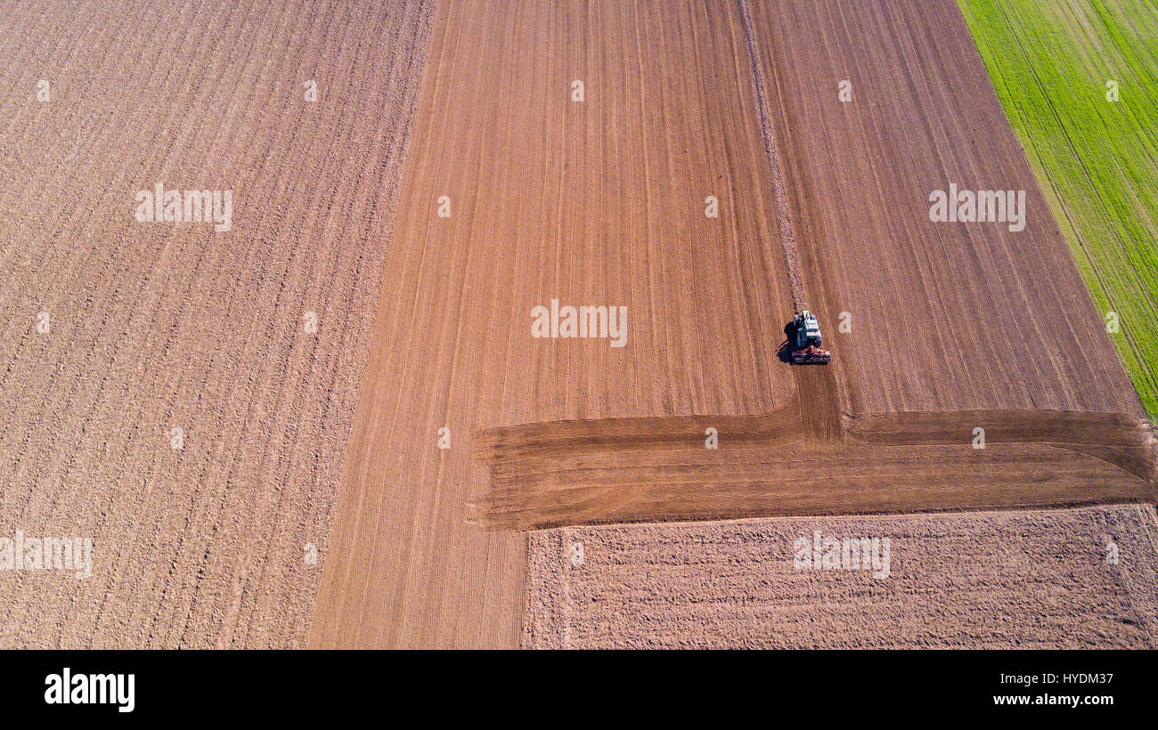 Traktor Pflügen der Felder, Luftaufnahme von ein gepflügtes Feld und einen Traktor, Aussaat. Landwirtschaft und Viehzucht, Kampagne. Stockfoto
