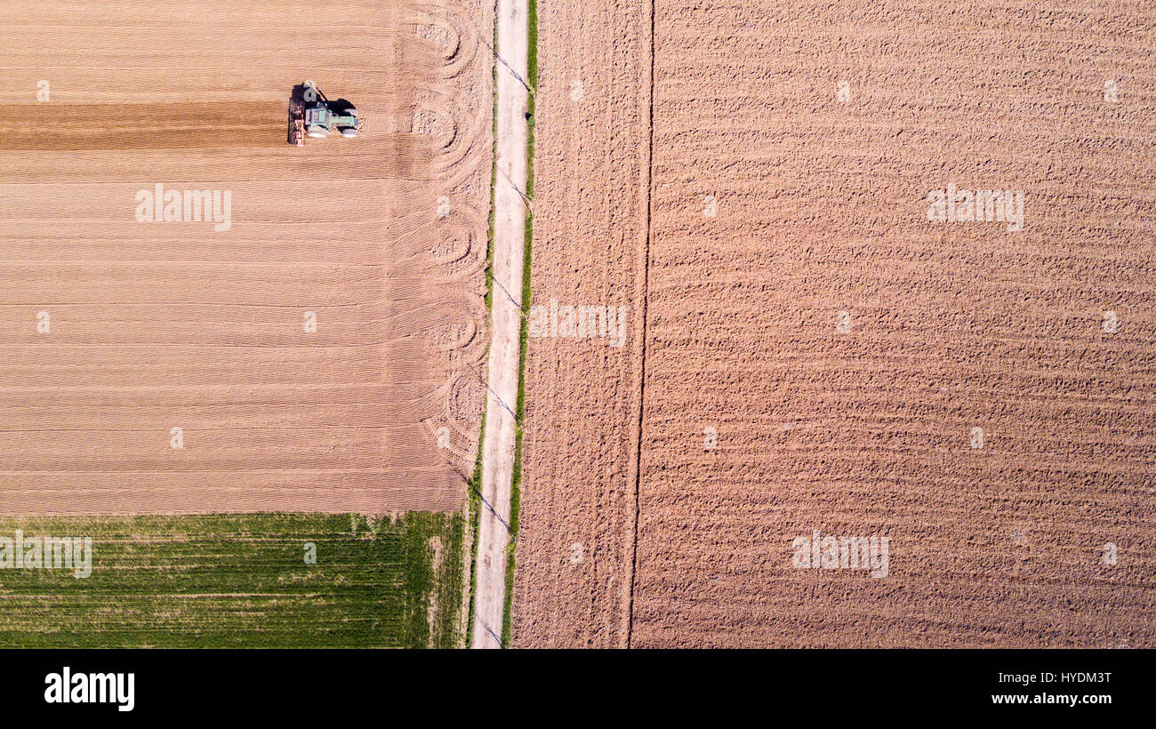 Traktor Pflügen der Felder, Luftaufnahme von ein gepflügtes Feld und einen Traktor, Aussaat. Landwirtschaft und Viehzucht, Kampagne. Stockfoto