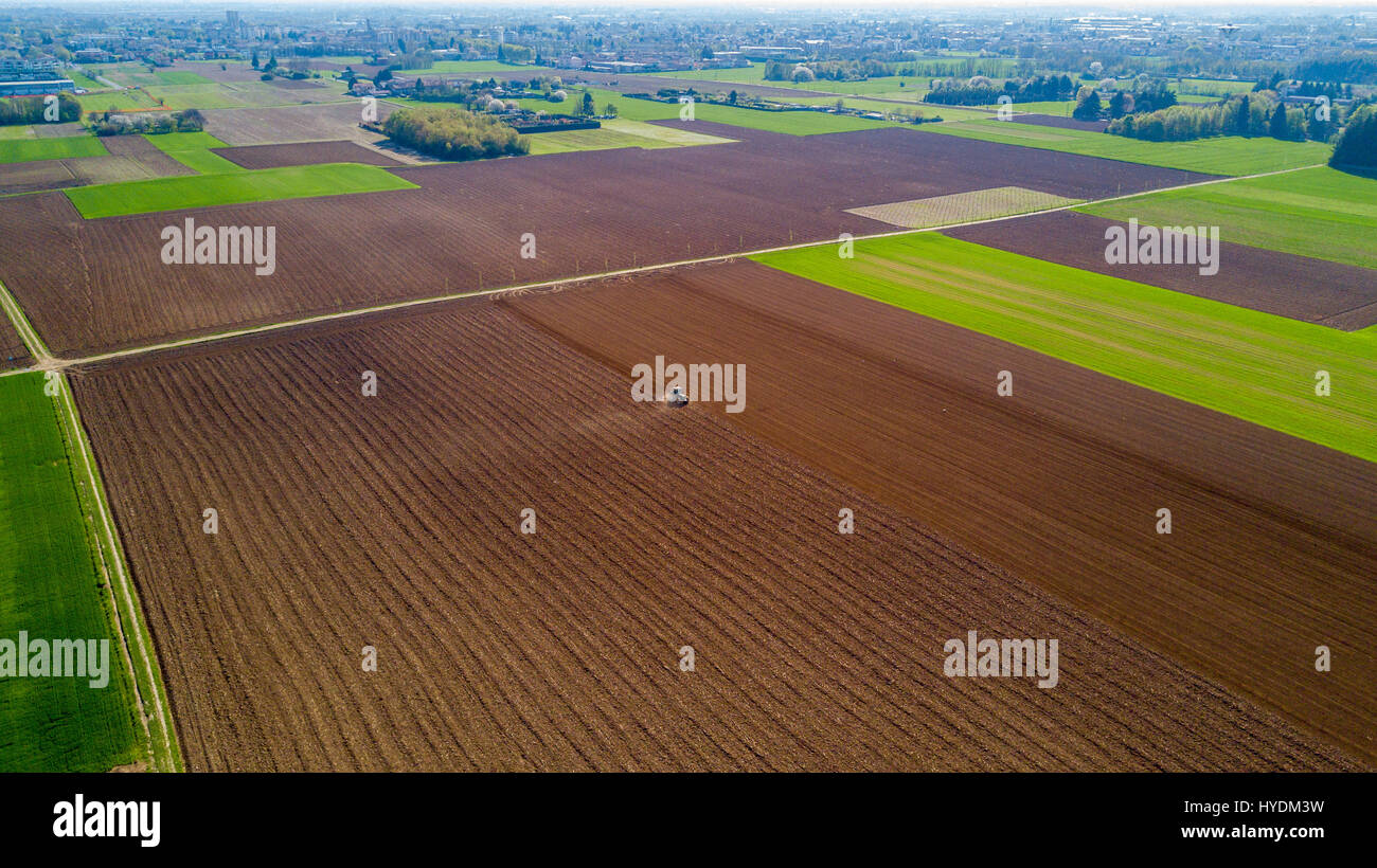 Traktor Pflügen der Felder, Luftaufnahme von ein gepflügtes Feld und einen Traktor, Aussaat. Landwirtschaft und Viehzucht, Kampagne. Stockfoto