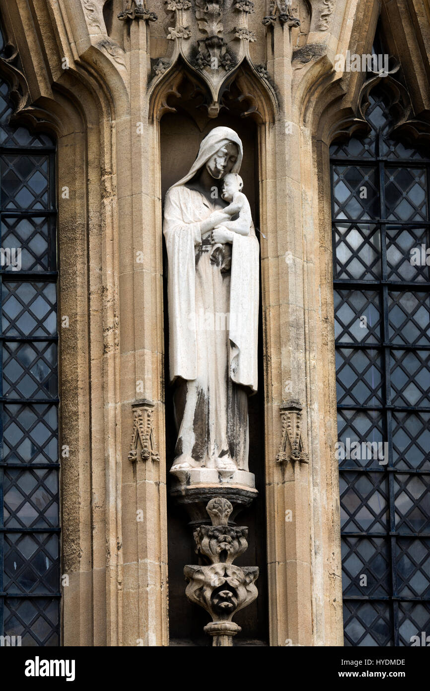 Maria und Kind Jesus-Statue über Süd Tür der Kirche St. Mary Redcliffe, Bristol, UK Stockfoto