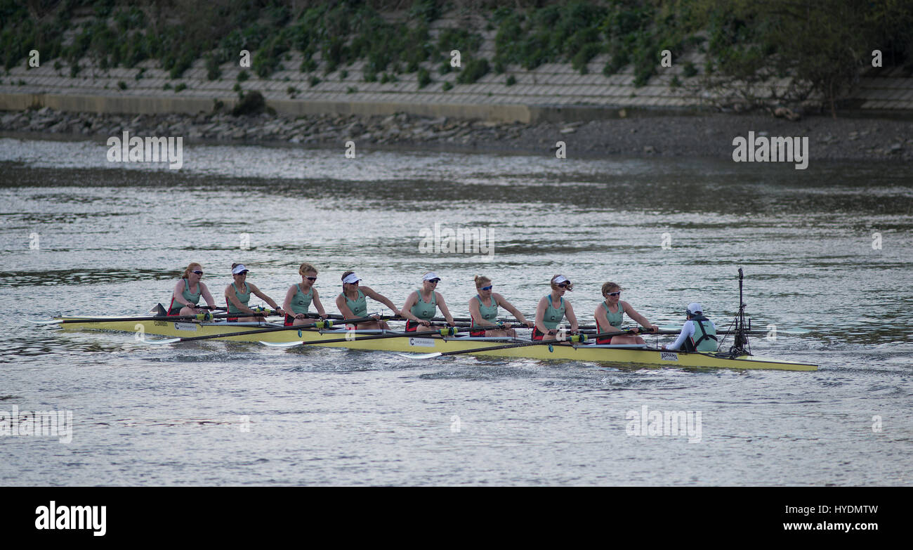 2. April 2017. Die 2017 Damen Blue Boat Race nähert sich Chiswick Bridge, die 72. Frauen Bootsrennen. Bildnachweis: Malcolm Park/Alamy. Stockfoto