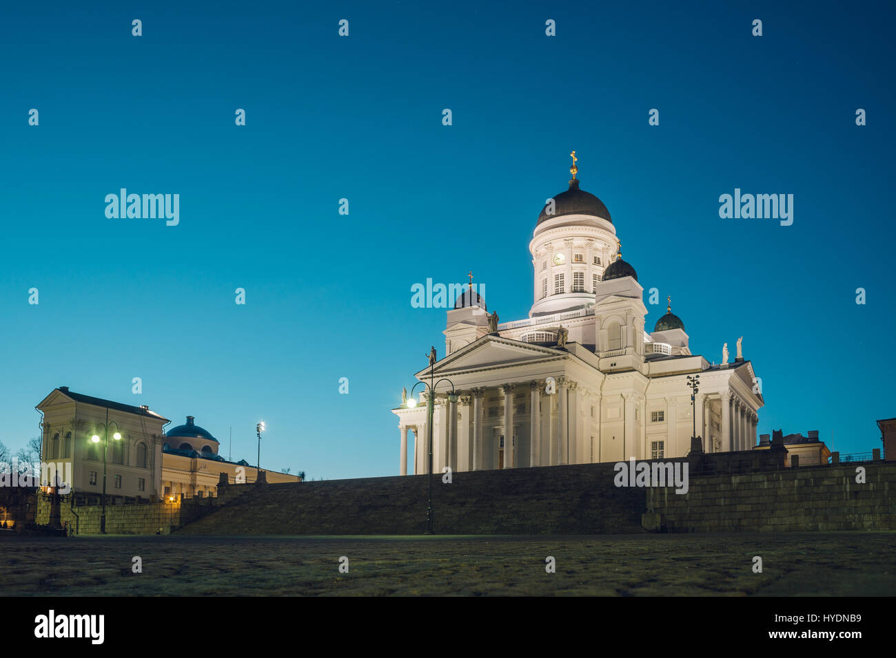 Dom von Helsinki oder St. Nicholas Church auf der leeren Senat Quadrat vor Abendhimmel. Stockfoto