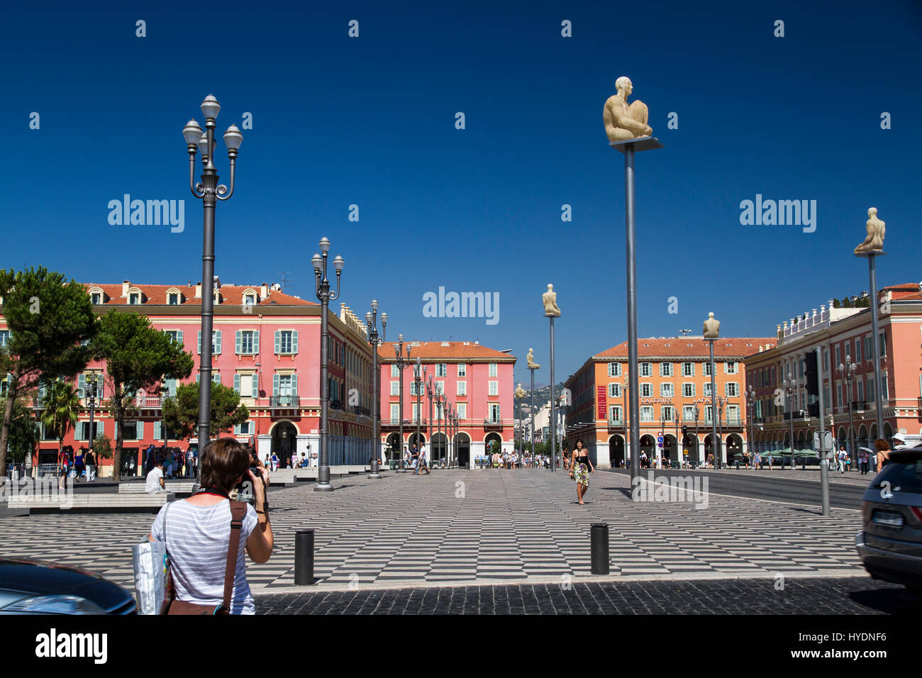 Fontaine du Soleil Brunnen und Statue des Apollo Place Massena Square, Nizza, Frankreich Stockfoto