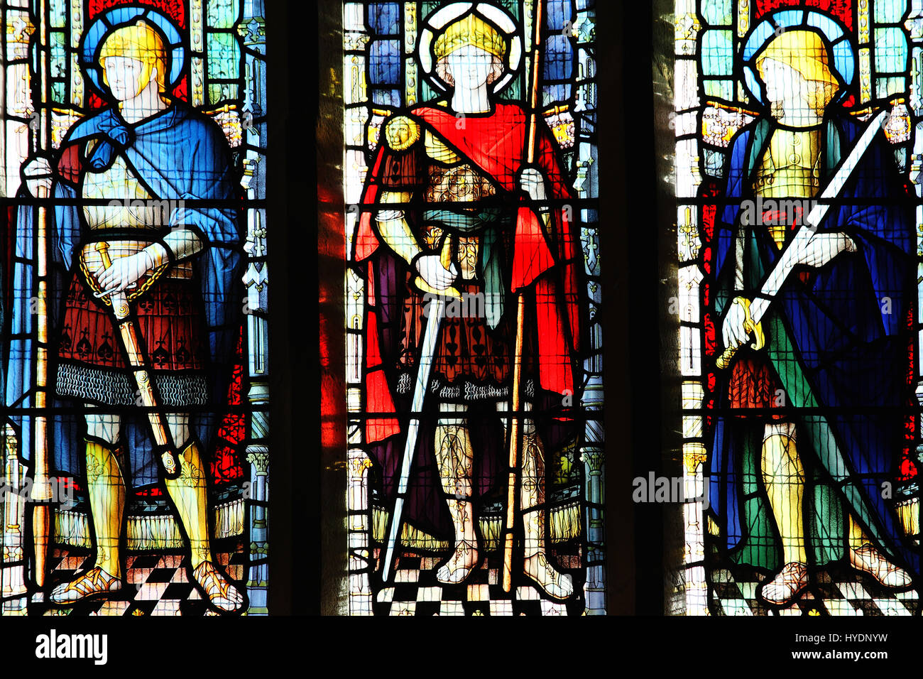 Carmarthen, Wales, UK, 22. Oktober 2016: Mittelalterliche Ritter Heiligen auf einem Glasfenster in der St. Peter Kirche im Zentrum Stadt Stockfoto