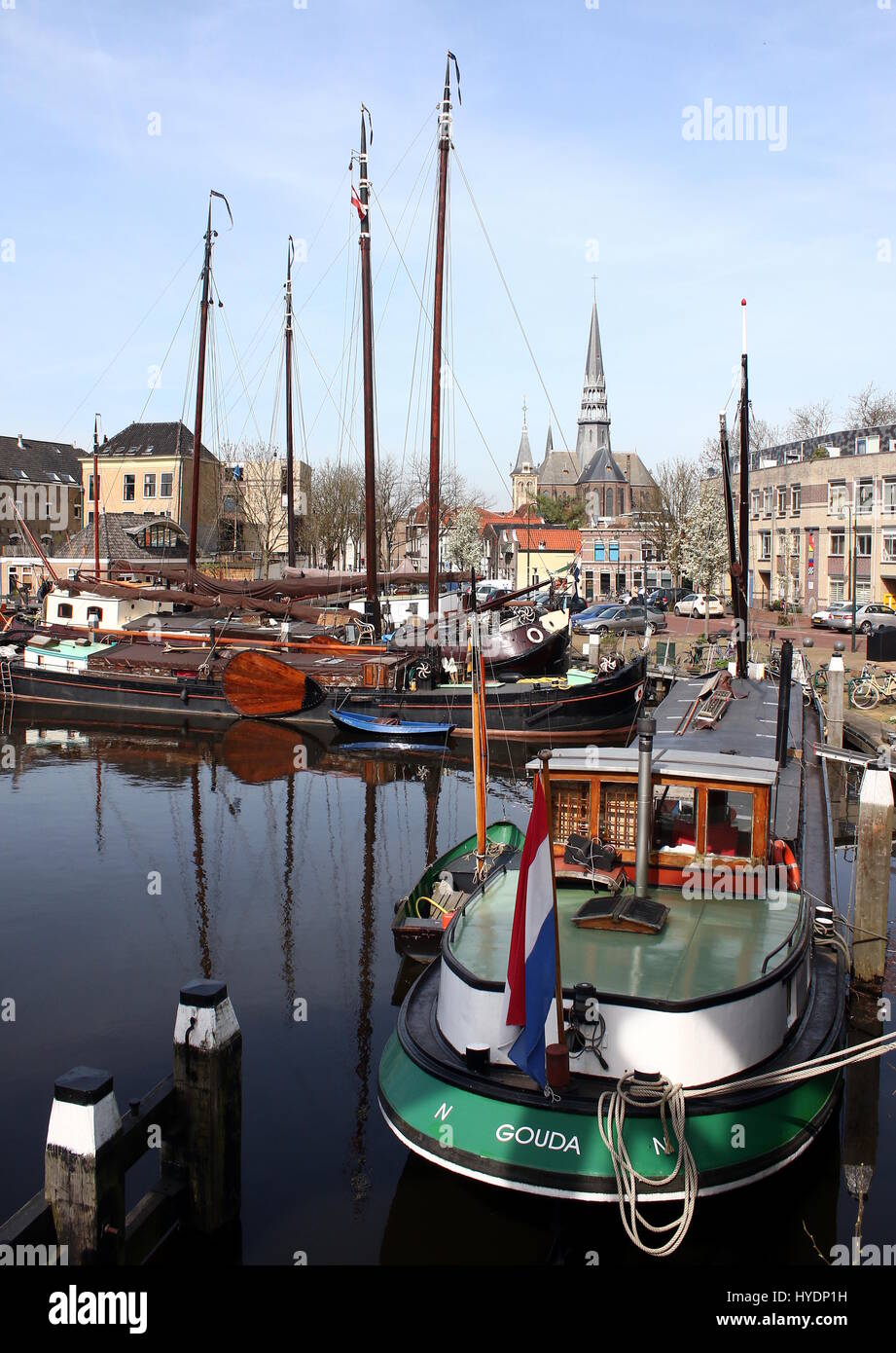 Ende 19. & Anfang des 20. Jahrhunderts historische Segelschiffe im Museumshafen (Museumhaven) im Zentrum von Gouda, Niederlande Stockfoto