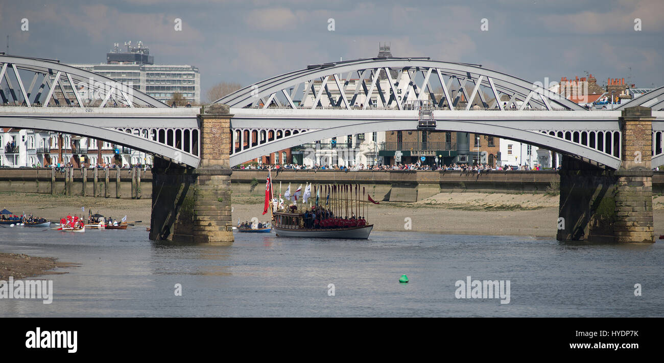 Flotte von Booten vervollständigen die OWC-Herausforderung bei der Cancer Research UK Boat Race 2017, 2. April 2017, London, UK Stockfoto