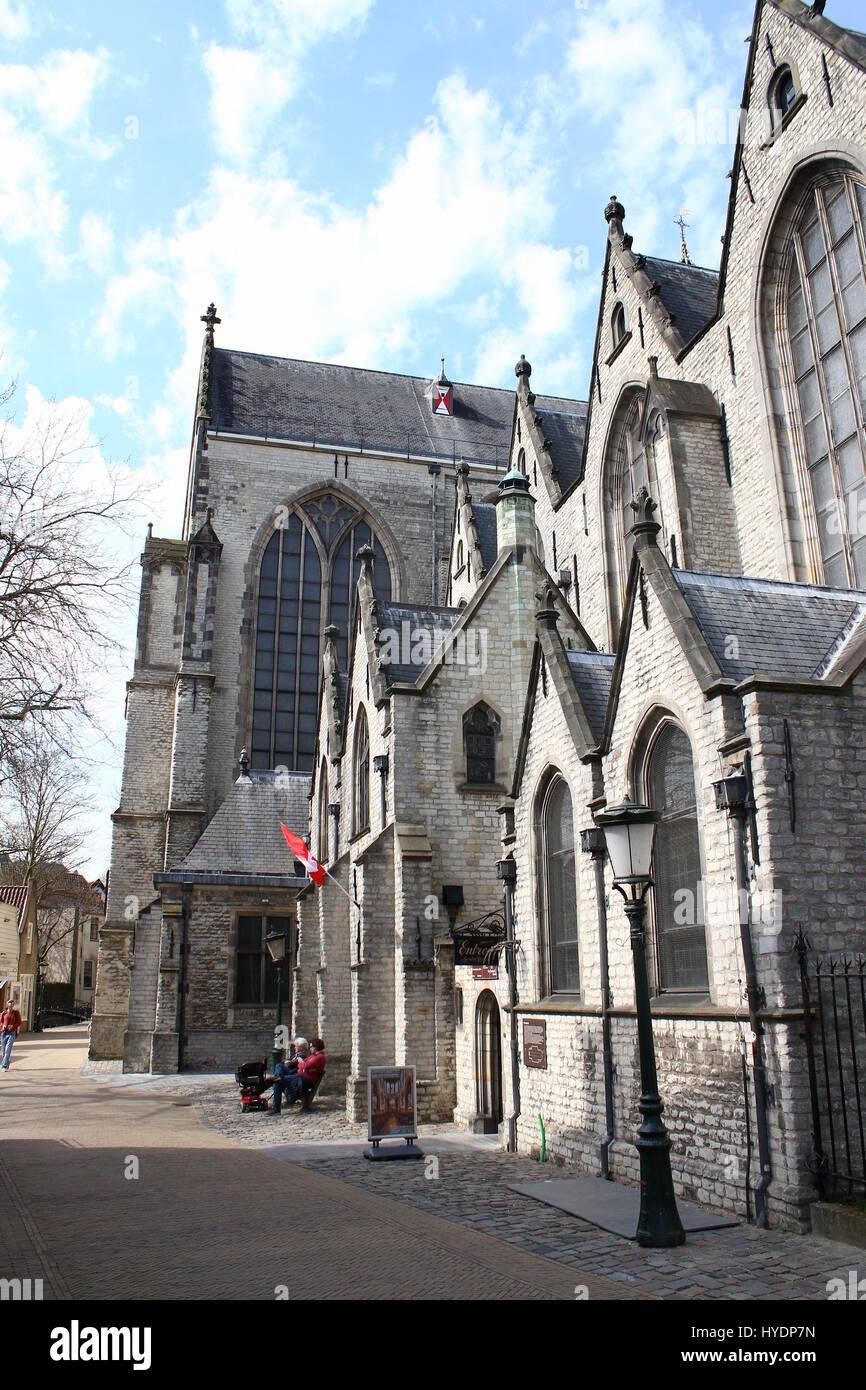Außenseite des 15. Jahrhunderts Sint Jans oder Grote Kerk in Gouda, Niederlande. Stockfoto
