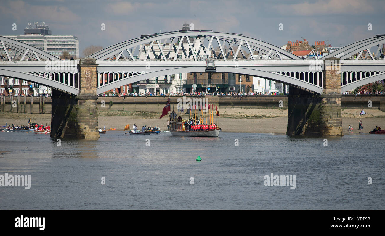 Flotte von Booten vervollständigen die OWC-Herausforderung bei der Cancer Research UK Boat Race 2017, 2. April 2017, London, UK Stockfoto